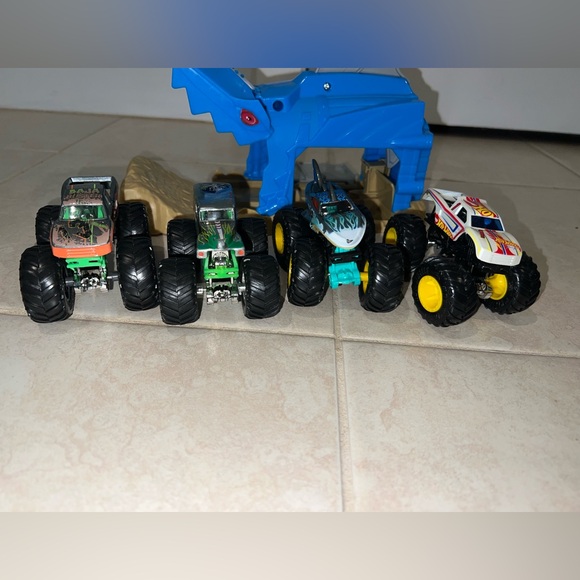 Hot Wheels Monster Jam Truck Pit & Launch Playset Cars shark grave digger - Picture 6 of 7